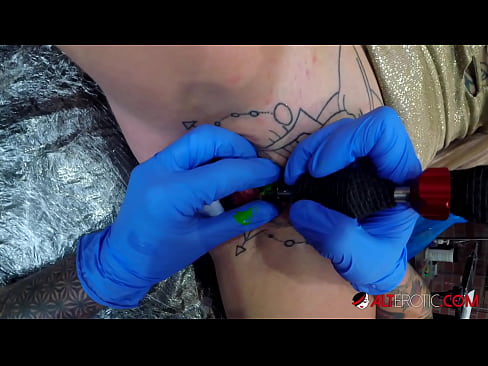 ❤️ Sully Savage, o bunăciune extrem de tatuată, și-a făcut un tatuaj pe clitorisul ei ❌ at ro.sexflashgame.ru ﹏